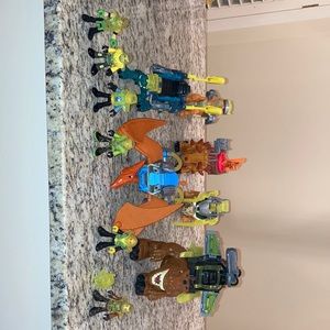 Imaginext 6 Dinosaur Playsets w/ detachable armor, 6 figures, and 8 helmets
